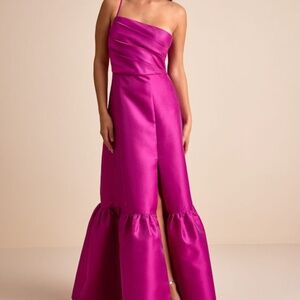 Lulu's Fuchsia Maxi Dress
Beautiful dress very elegant
